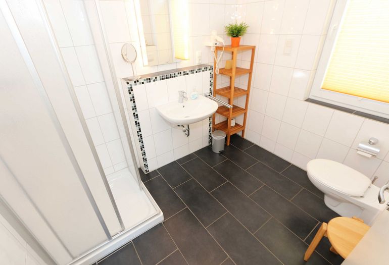Badezimmer mit Dusche