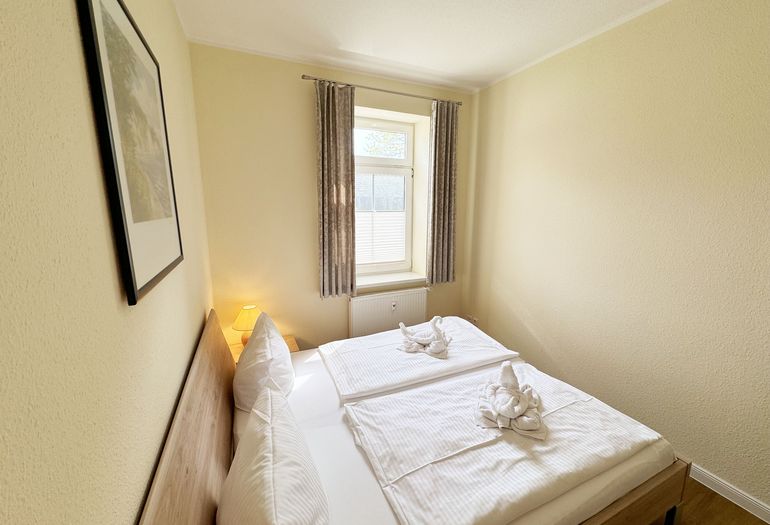 Schlafzimmer mit hoher Decke