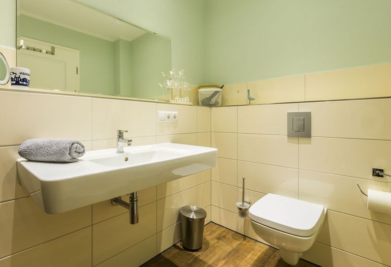 Badezimmer mit Waschbecken und WC Badezimmer mit Waschbecken und WC