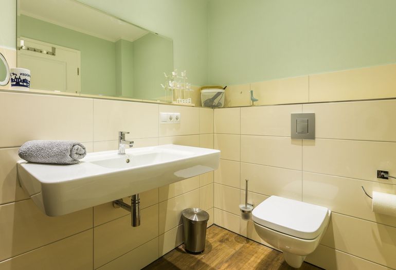 Badezimmer mit Waschbecken und WC