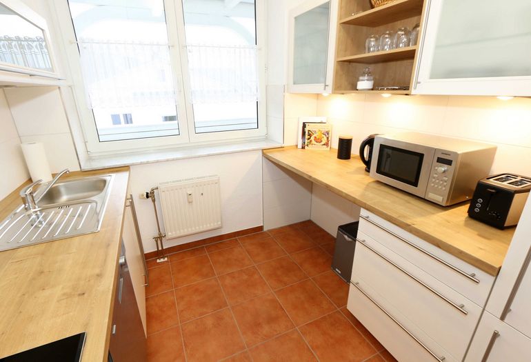 moderne Küchenzeile mit vielen Geräten moderne Küchenzeile mit vielen Geräten