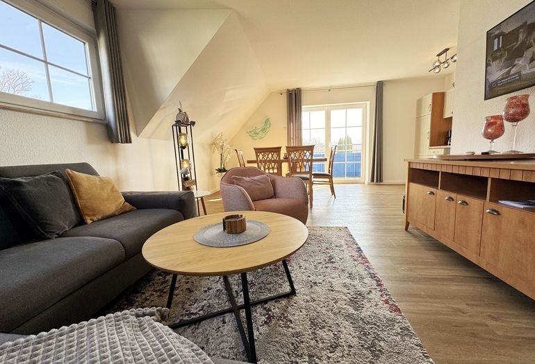 Couch und TV der Ferienwohnung