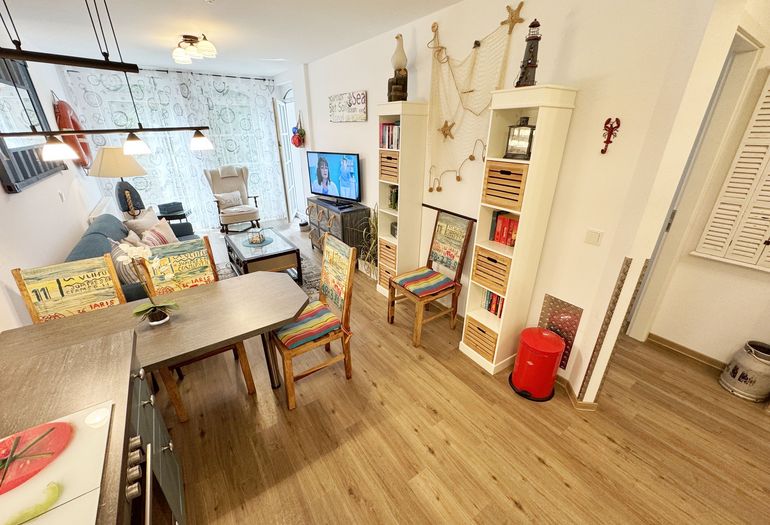 Blick von der Küchenzeile in das gemütliche Wohnzimmer Blick von der Küchenzeile in das gemütliche Wohnzimmer