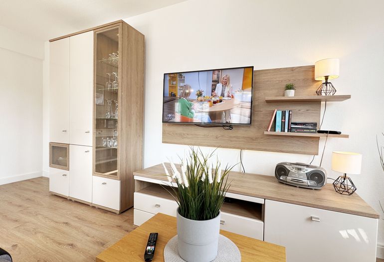 moderne Anrichte mit Flachbildfernseher