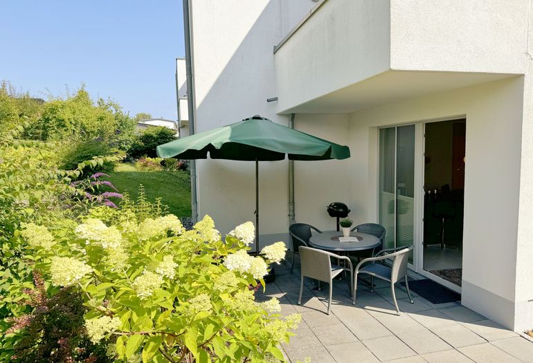 Villa Antje - Terrasse mit Bestuhlung und Sonnenschirm
