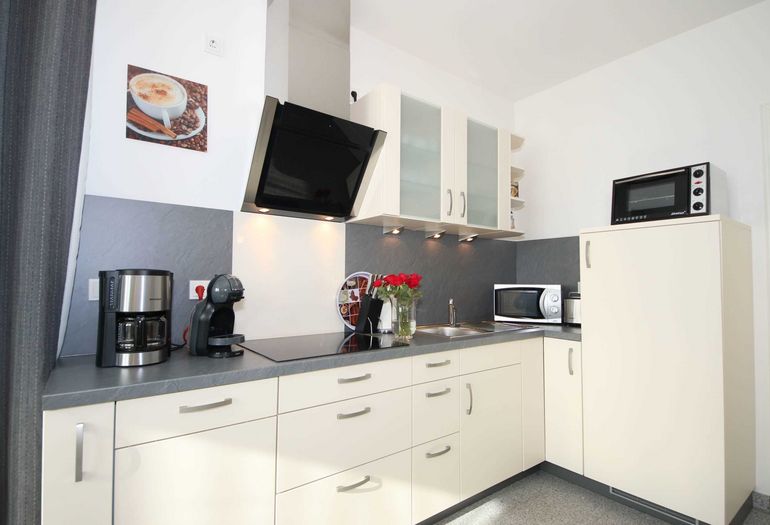 Moderne Küchenzeile mit diversen Utensilien Moderne Küchenzeile mit diversen Utensilien