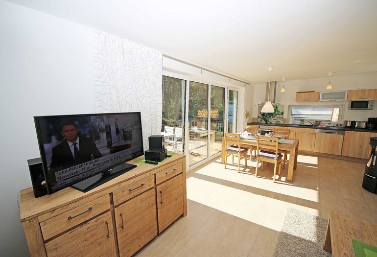 kombinierter Wohn- und Essbereich mit TV