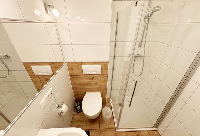 Badezimmer mit flachen Duscheinstieg