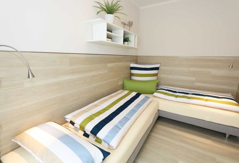 1. Schlafzimmer mit zwei Einzelbetten