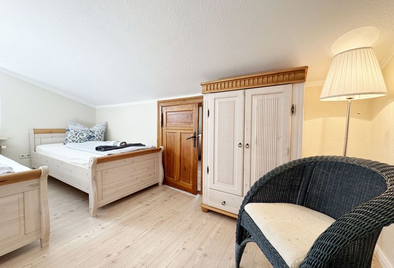 2. Schlafzimmer mit Wäscheschrank