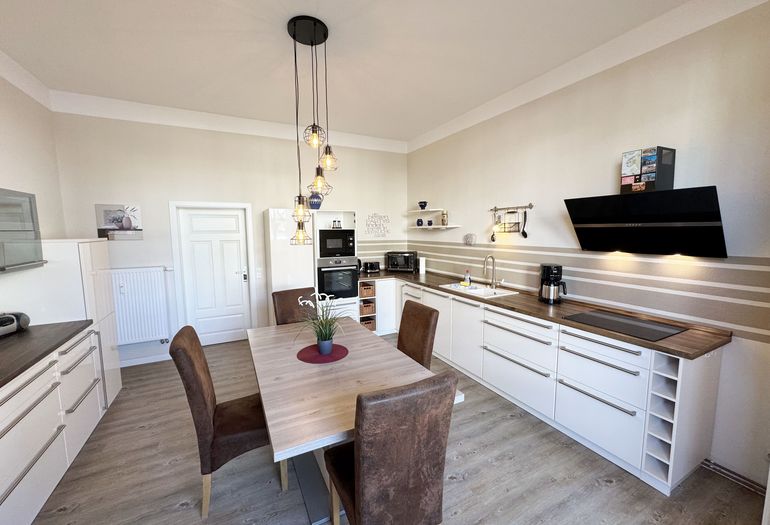 Küchenzeile mit diversen Küchenhelfern