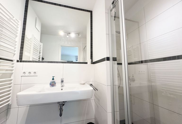 innenliegendes Badezimmer mit Waschbecken und Dusche