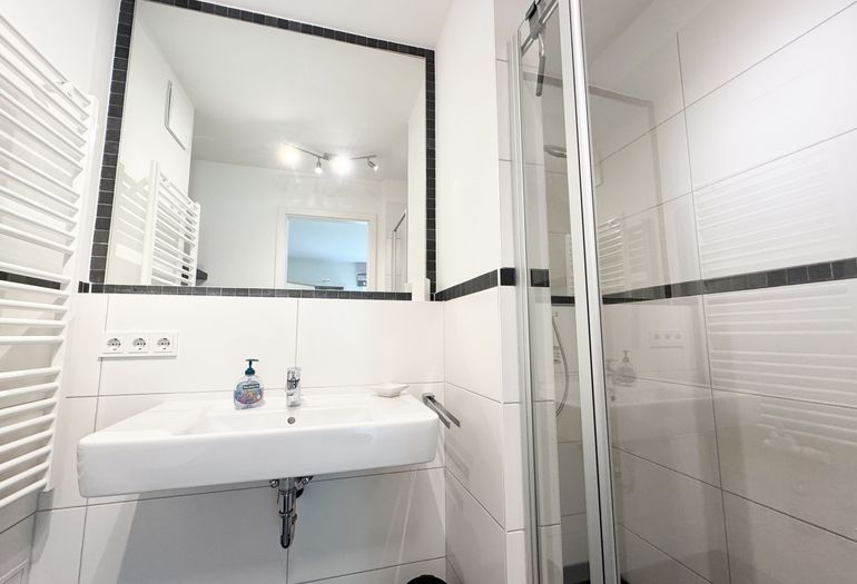 innenliegendes Badezimmer mit Waschbecken und Dusche