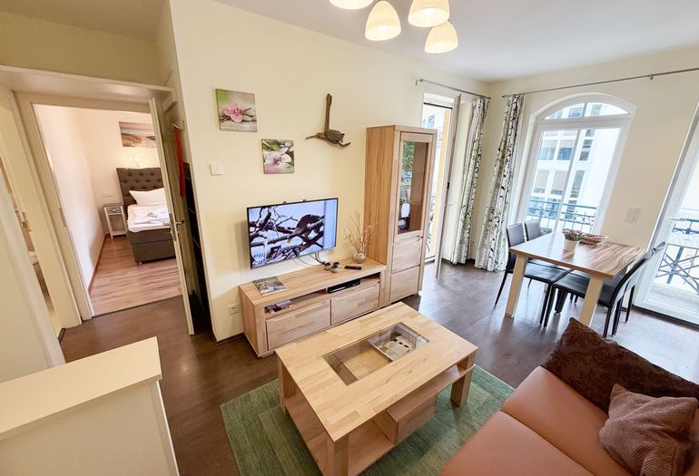 Kurparkresidenz Baabe Whg. 08 - Wohnzimmer und Blick Richtung Flur und Schlafzimmer Kurparkresidenz Baabe Whg. 08 - Wohnzimmer und Blick Richtung Flur und Schlafzimmer
