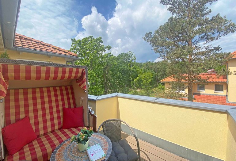 schöne Dachterrasse mit Strandkorb