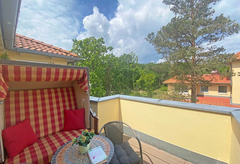 schöne Dachterrasse mit Strandkorb