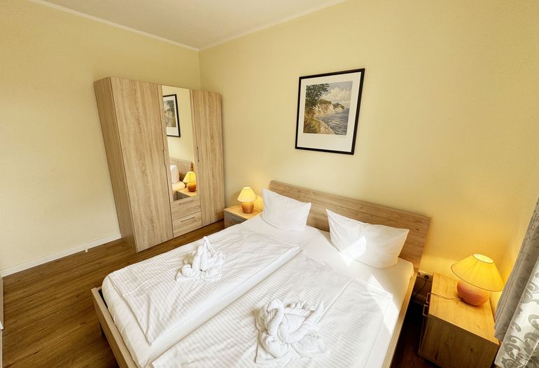 großzügiges Schlafzimmer