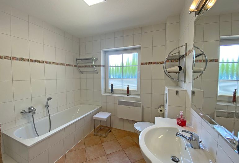 Badezimmer mit Waschbecken und WC Badezimmer mit Waschbecken und WC