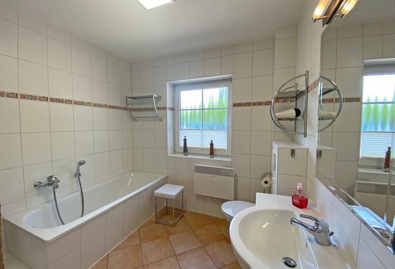 Badezimmer mit Waschbecken und WC Badezimmer mit Waschbecken und WC