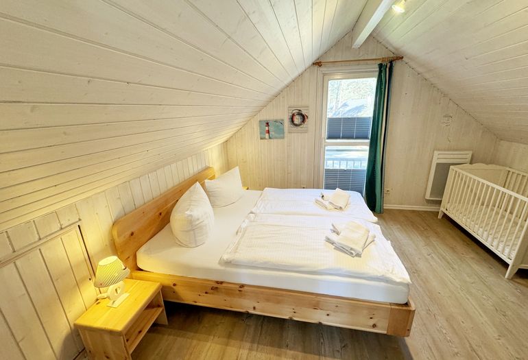 Ferienhaus Sandkörnchen - 2. Schlafzimmer mit Doppelbett