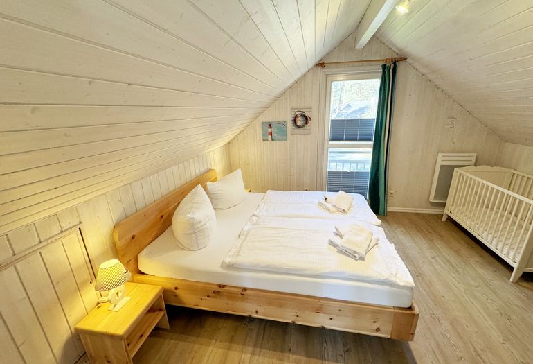 Ferienhaus Sandkörnchen - 2. Schlafzimmer mit Doppelbett Ferienhaus Sandkörnchen - 2. Schlafzimmer mit Doppelbett