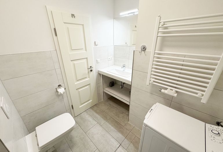 innenliegendes Badezimmer mit Waschbecken und WC innenliegendes Badezimmer mit Waschbecken und WC