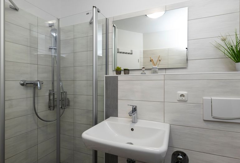 Badezimmer mit Dusche Badezimmer mit Dusche
