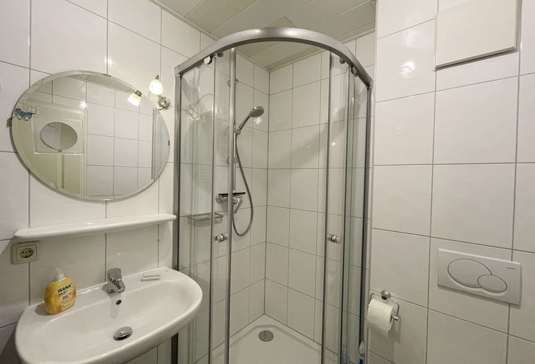 Badezimmer mit Dusche