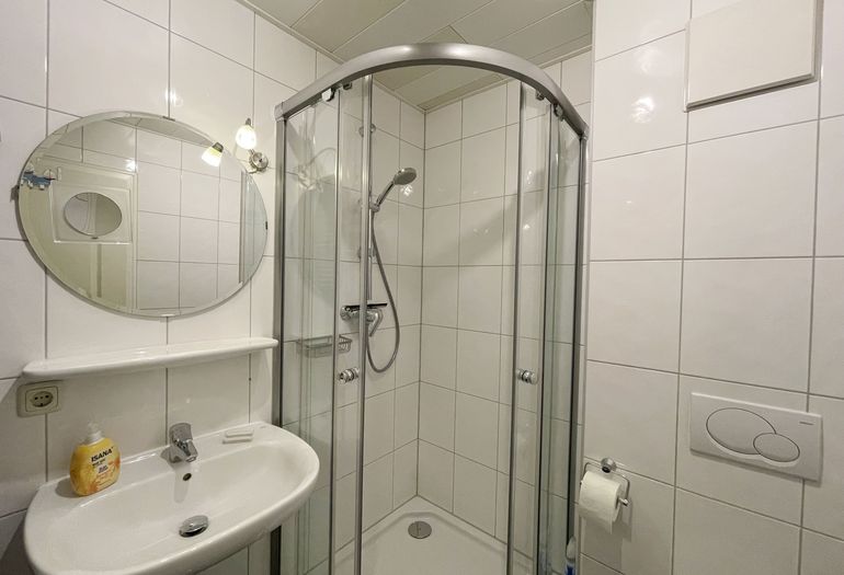 Badezimmer mit Dusche Badezimmer mit Dusche