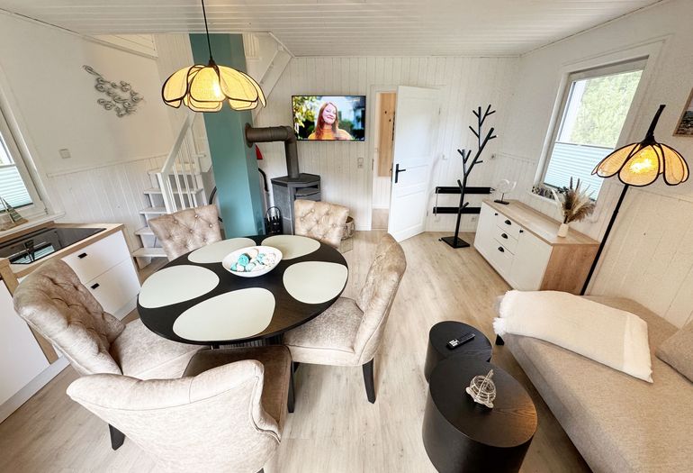 Essbereich mit Stühlen