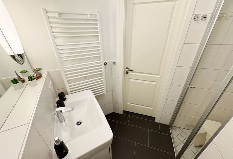 Badezimmer mit Waschbecken und Dusche