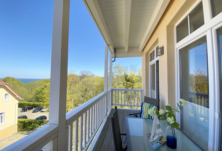 bestuhlter Balkon vom Wohnbereich erreichbar