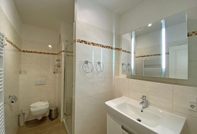 Badezimmer mit Waschbecken Badezimmer mit Waschbecken