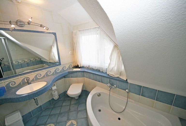 Badezimmer mit Waschbecken und Badewanne Badezimmer mit Waschbecken und Badewanne