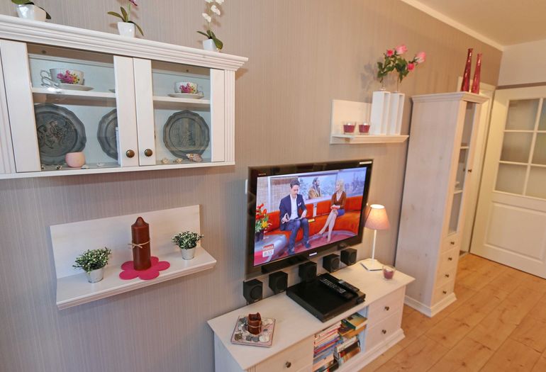 moderne Wohnwand mit TV