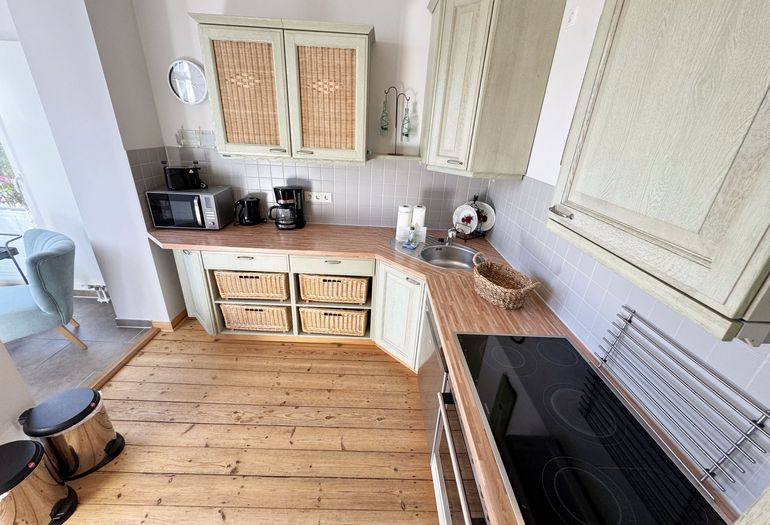 Küchenzeile mit diversen Küchenutensilien