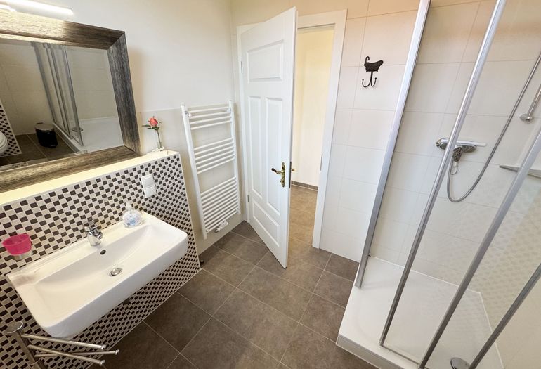 Badezimmer mit Dusche und Waschbecken Badezimmer mit Dusche und Waschbecken