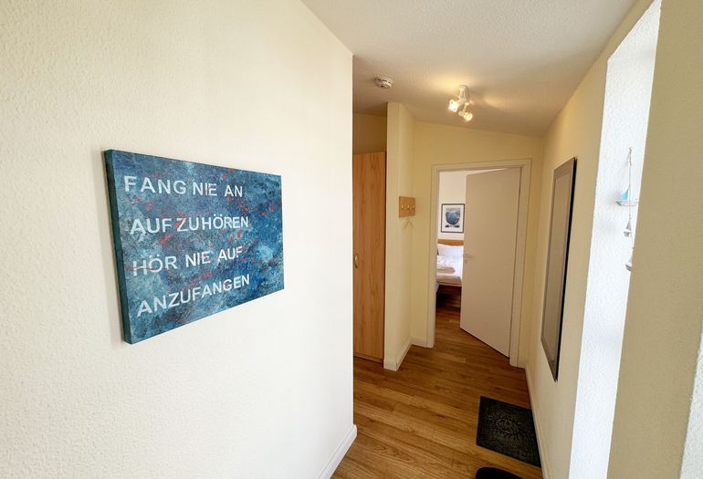 Flur mit Blick zum Schlafzimmer Flur mit Blick zum Schlafzimmer