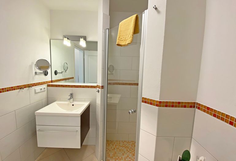 Badezimmer mit Dusche