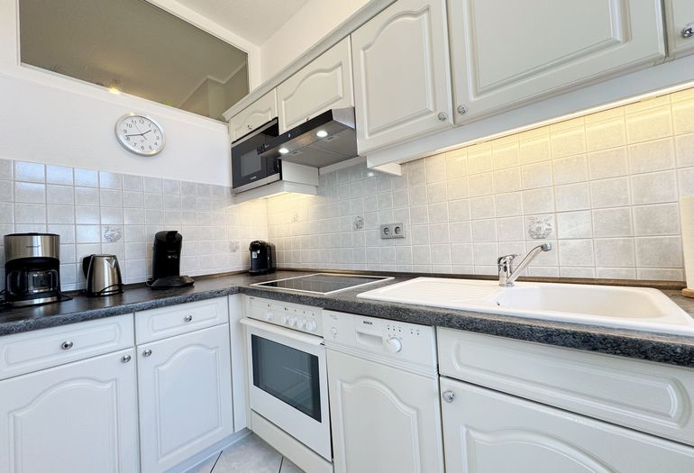 Küchenzeile mit diversen Küchenutensilien