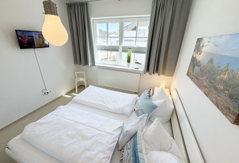 Schlafzimmer mit Doppelbett und Kleiderschrank Schlafzimmer mit Doppelbett und Kleiderschrank