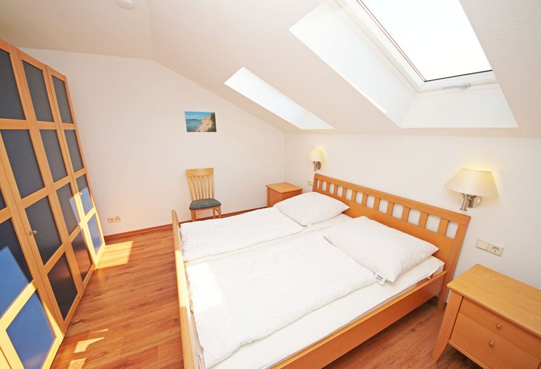 Schlafzimmer mit Kleiderschrank