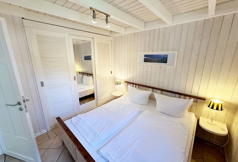 Ferienhaus Sandkörnchen - 1. Schlafzimmer mit Doppelbett Ferienhaus Sandkörnchen - 1. Schlafzimmer mit Doppelbett