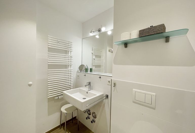 1. Bad mit Waschbecken