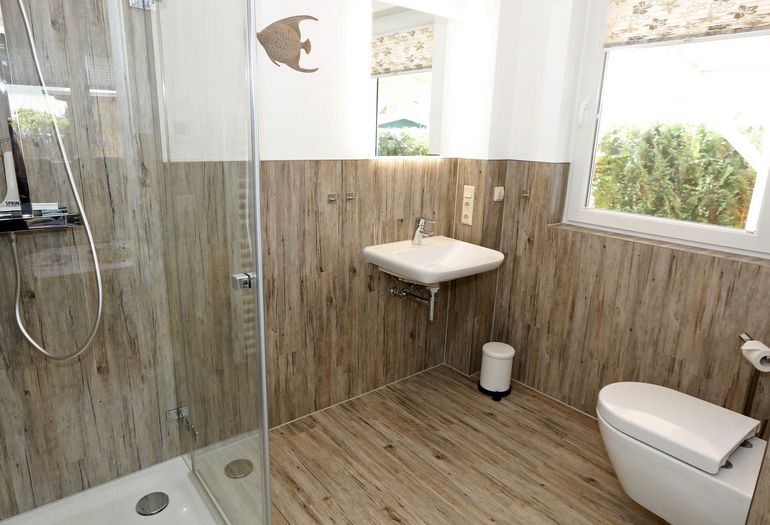 1. Badezimmer mit WC und Waschbecken 1. Badezimmer mit WC und Waschbecken
