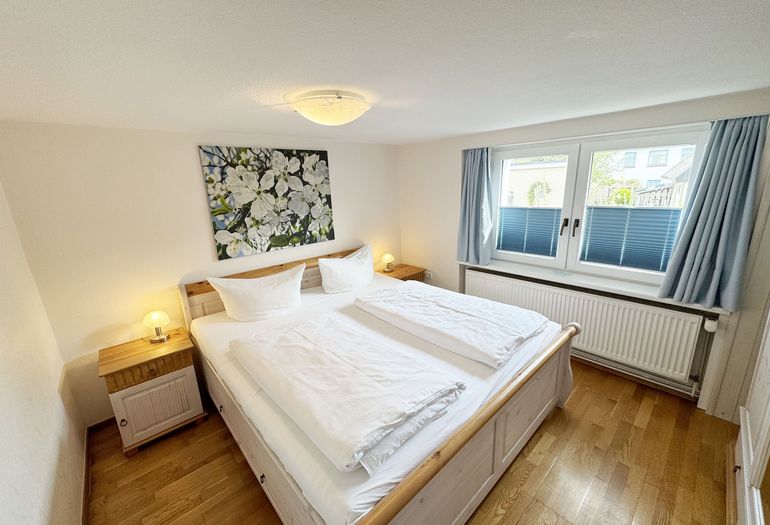 Schlafzimmer mit Doppelbett und Nachtschränken