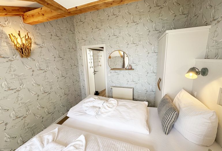 1. Schlafzimmer mit Kleiderschrank