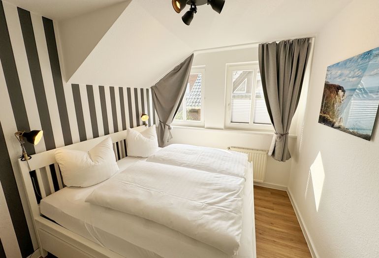 Schlafzimmer mit Doppelbett