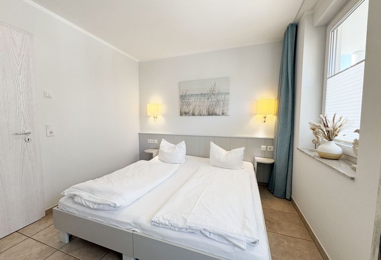 2.Schlafzimmer mit Doppelbett und Nachttischablagen