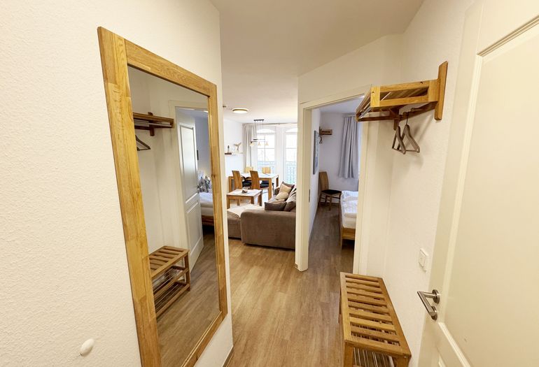 Eingangsbereich mit Garderobe und Spiegel Eingangsbereich mit Garderobe und Spiegel